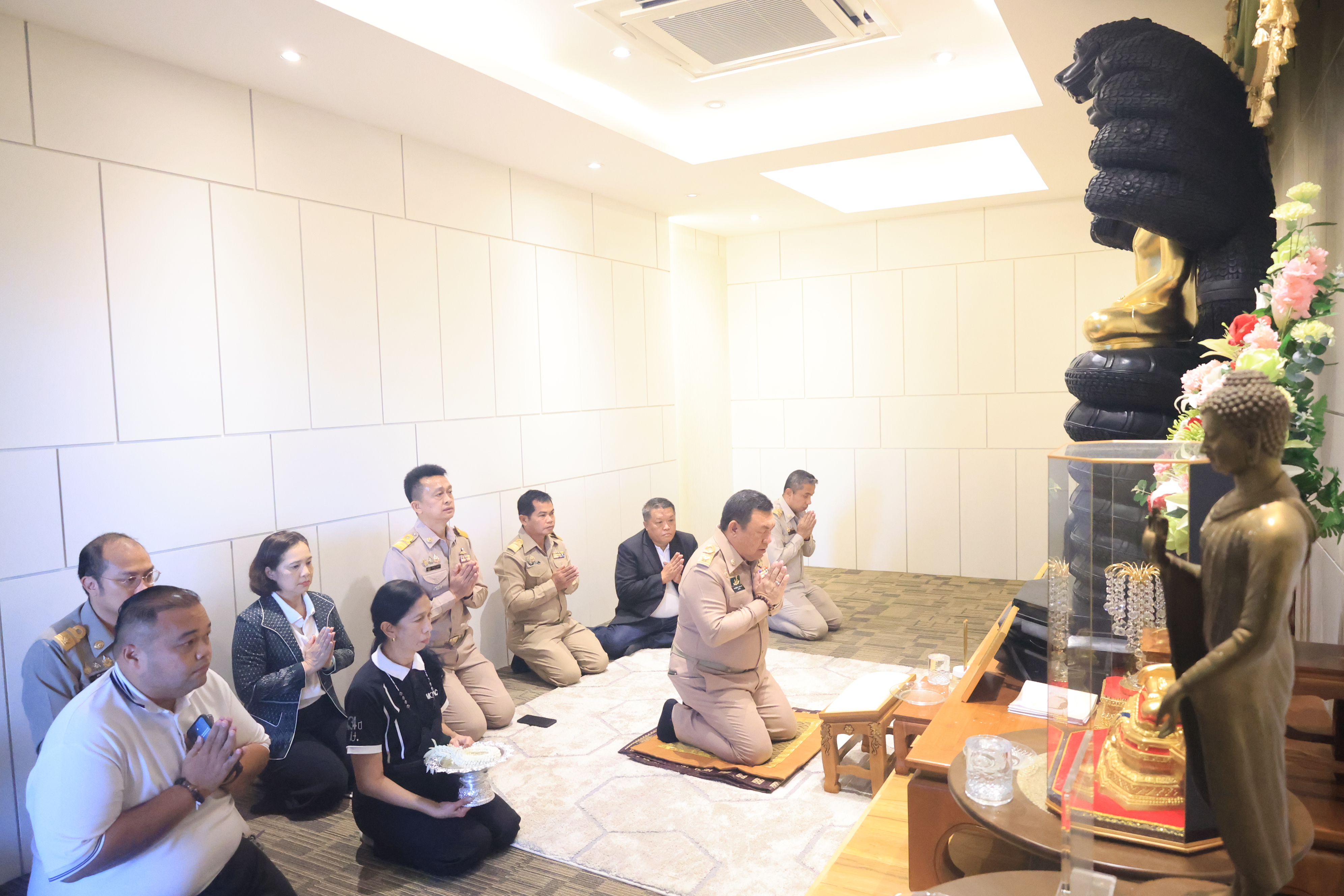 title - เลขาธิการ ส.ป.ก. และผู้เกษียณอายุราชการ สักการะสิ่งศักดิ์สิทธิ์ประจำ กระทรวงเกษตรและสหกรณ์ และ สำนักงานการปฏิรูปที่ดินเพื่อเกษตรกรรม เนื่องในโอกาสเกษียณอายุราชการ